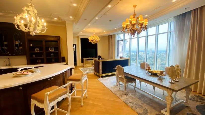 Із вікна цієї квартири в будинку на Грушевського, 9-а видно Головний прапор України, Києва-Печерську Лавру та меморіал музею Голодомору-геноциду