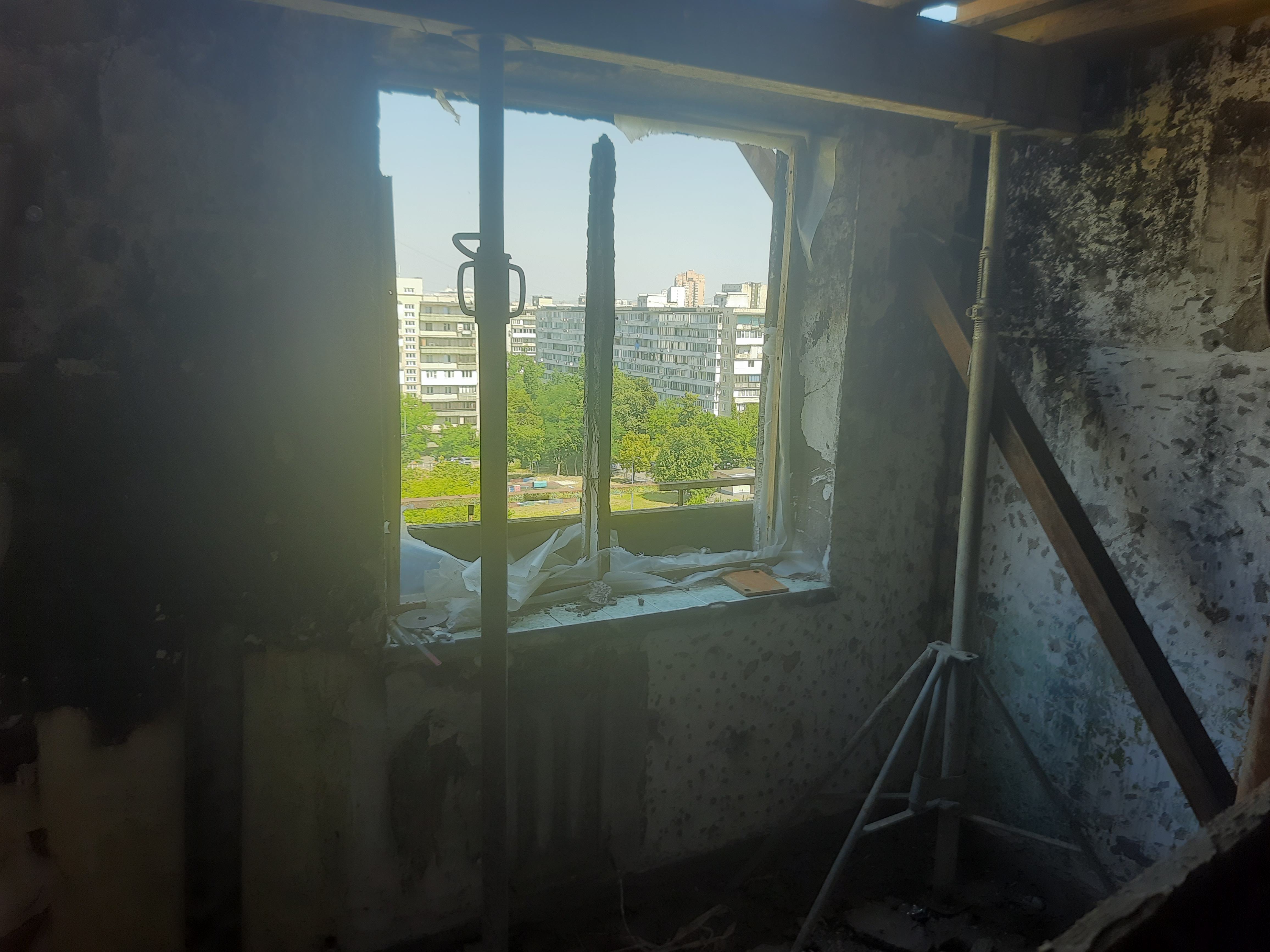 Вікно квартири на дев'ятому поверсі будинку на Березняках. Позаминулої весни це помешкання було повністю зруйноване та вигоріло. Загинула 80-річна жінка