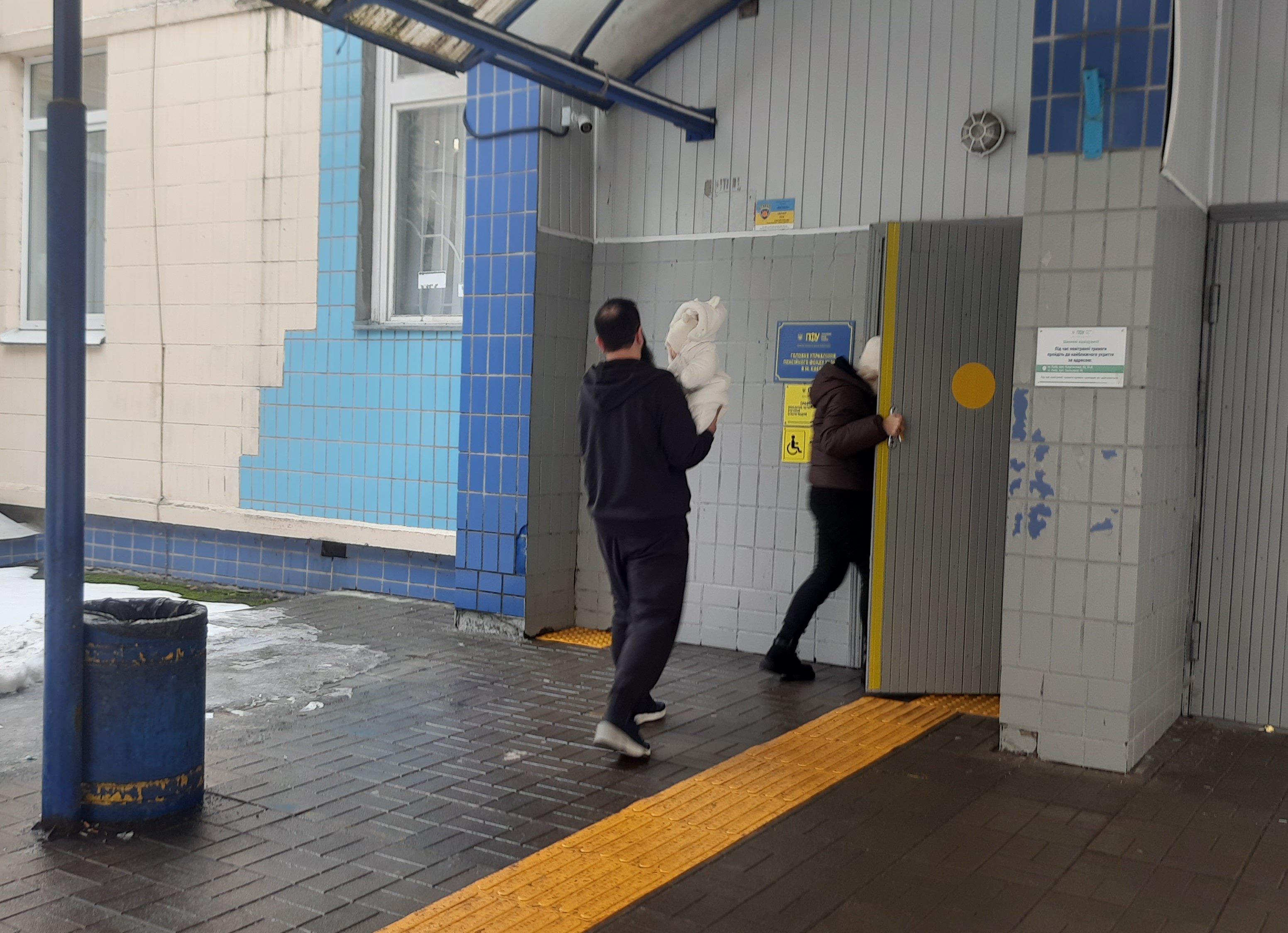 Вхід до пенсійного на Троєщині