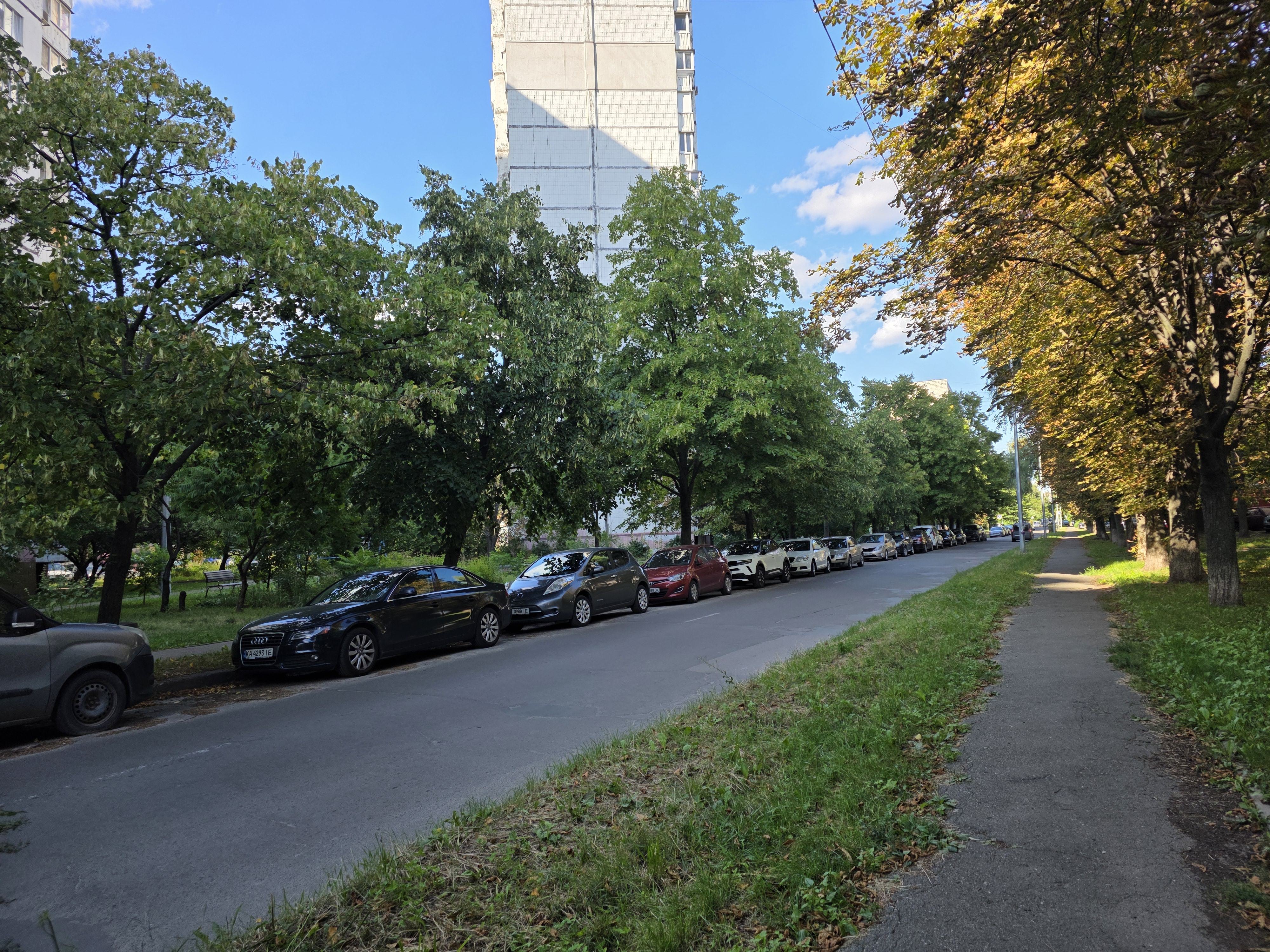 Вулиця Теремківська в Києві. Жвавий автомобільний руху тут лише вранці та ввечері