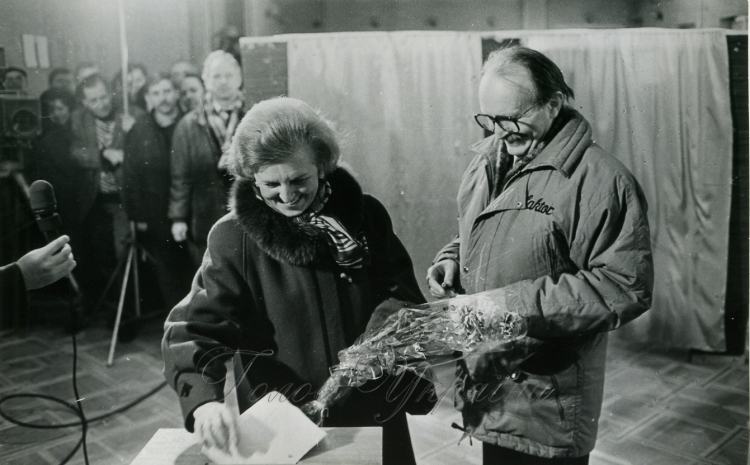 1991 рік, кандидат у президенти України В’ячеслав Чорновіл та його дружина Атена Пашко на виборчій дільниці. Соціолог Олексій Антипович вважає, що Чорновола підтримували «ті самі виборці», що нині підтримують Залужного