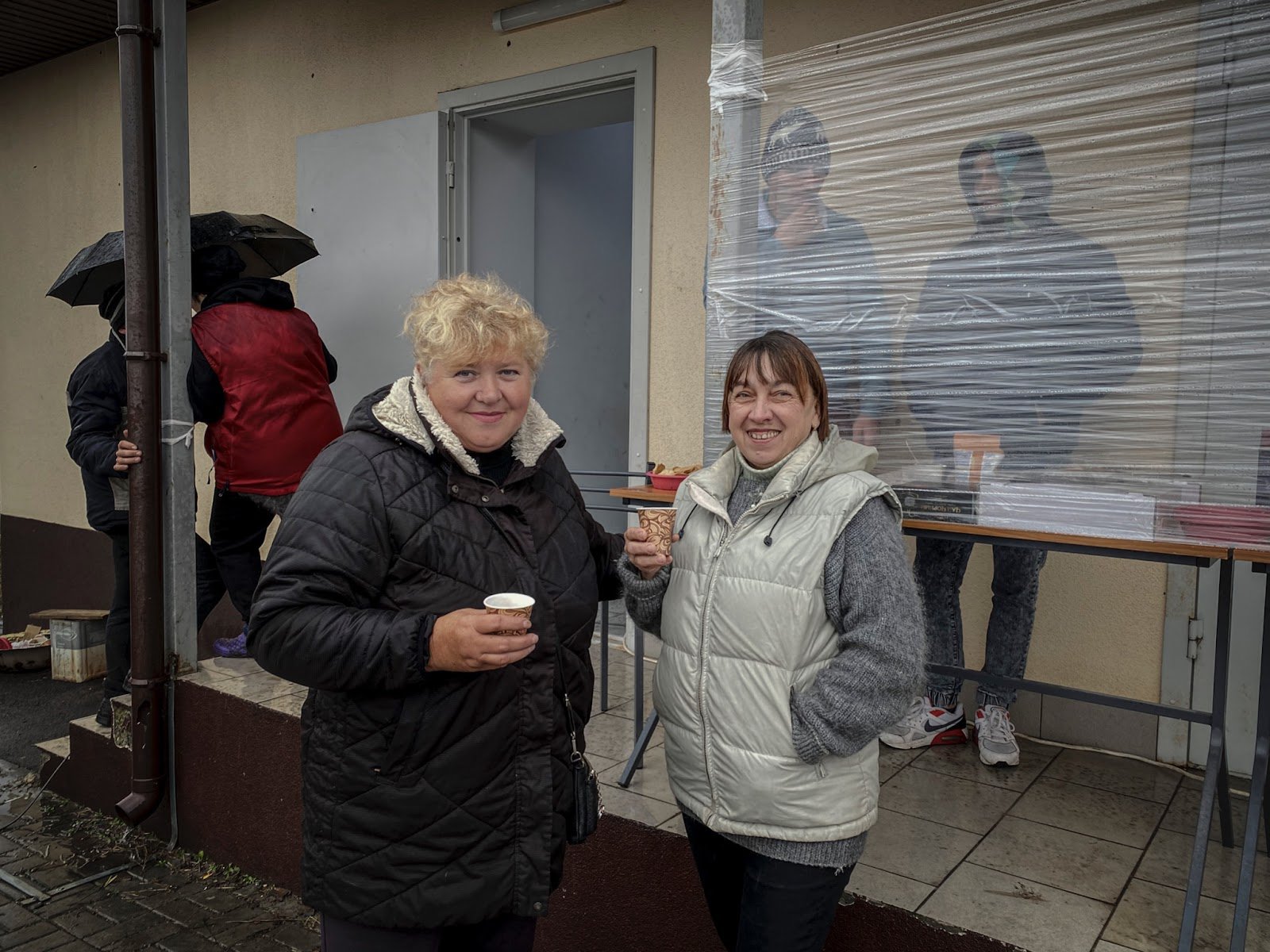 Свахи Людмила (ліворуч) і Наталя радіють можливості гуляти та спілкуватися вільно, якої були позбавлені в російській окупації
