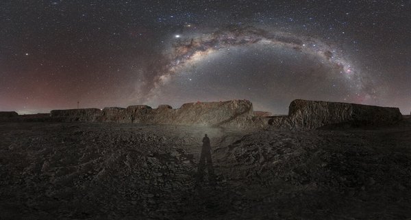 Космічне фото дня: повна арка Чумацького шляху над Надзвичайно великим телескопом (ФОТО)