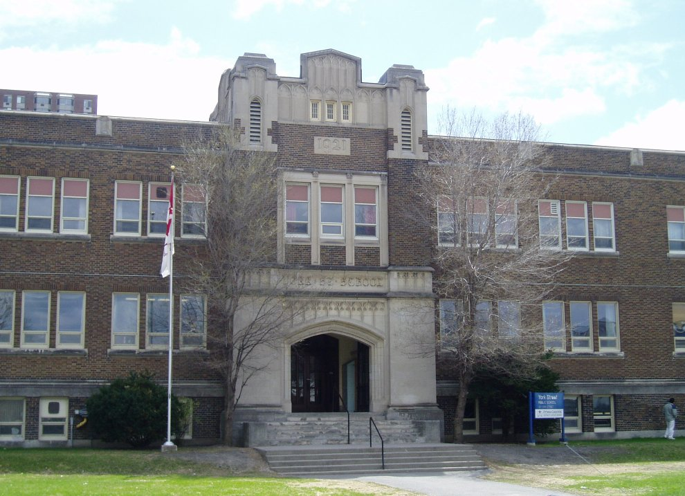 York Street Public School у м. Оттава – типова канадська школа, де мій син навчався перший рік після переїзду. Джерело: Вікіпедія