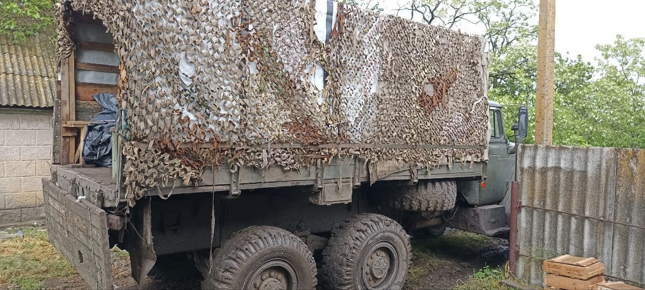 Ще одна вантажівка, тентована власним коштом бійців. Фото надане співрозмовником