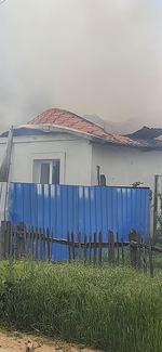 Попередній перегляд Будинок Оксани Мацієвич до і після руйнування російським обстрілом. Після пожежі металочерепиця змінила колір