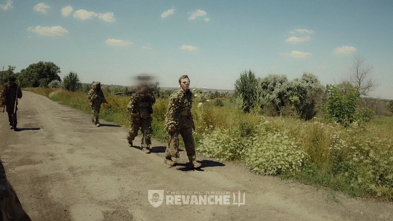 Бійці роти з підрозділу «Реванш» Головного управління розвідки ведуть полоненого російського десантника