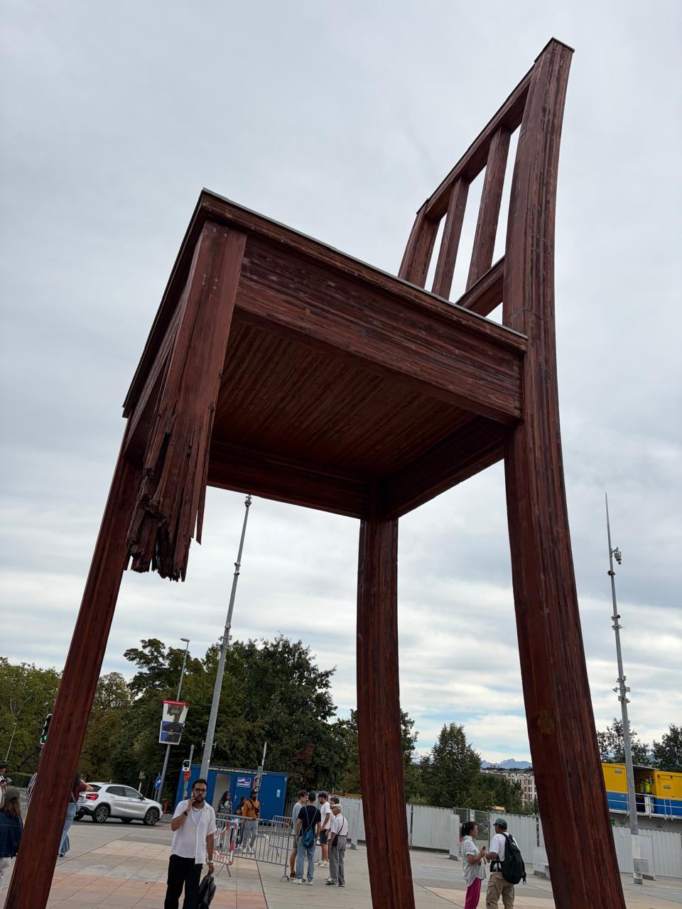 Памʼятник зламаному стільцю в Женеві