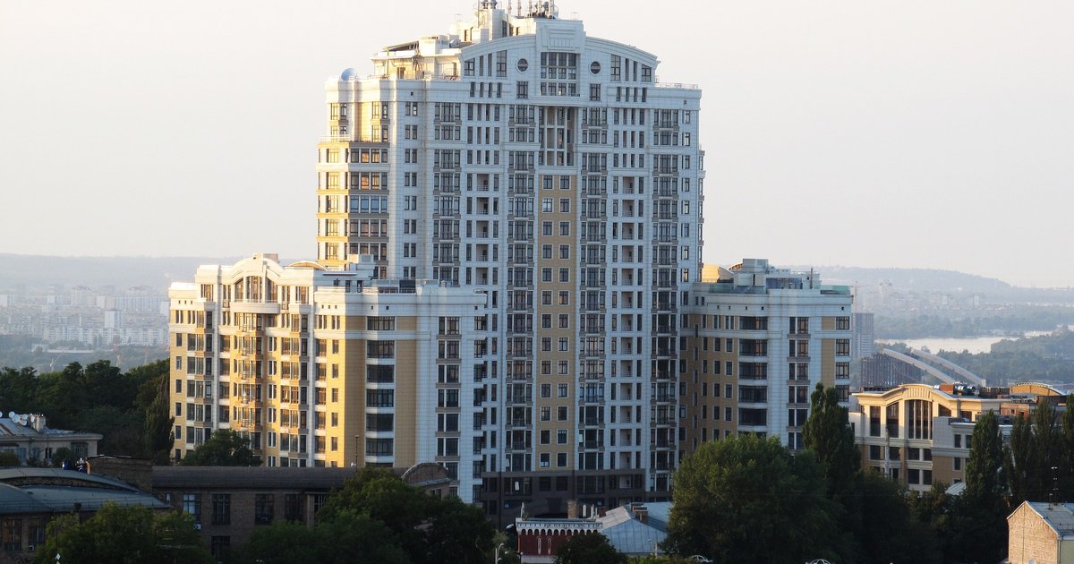 Корупційні небеса. Хто ще живе і як зводився будинок, у якому НАБУ слухало Міндіча