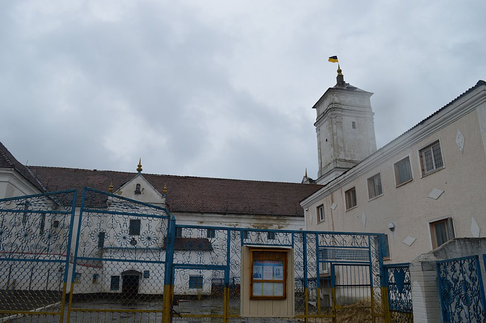 Замкова виправна колонія в Ізяславі Хмельницької області. Міститься в колишньому католицькому монастирі