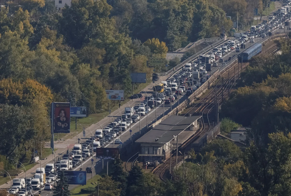 На паромі, велосипедом чи трамваєм — як розвантажити мости Києва