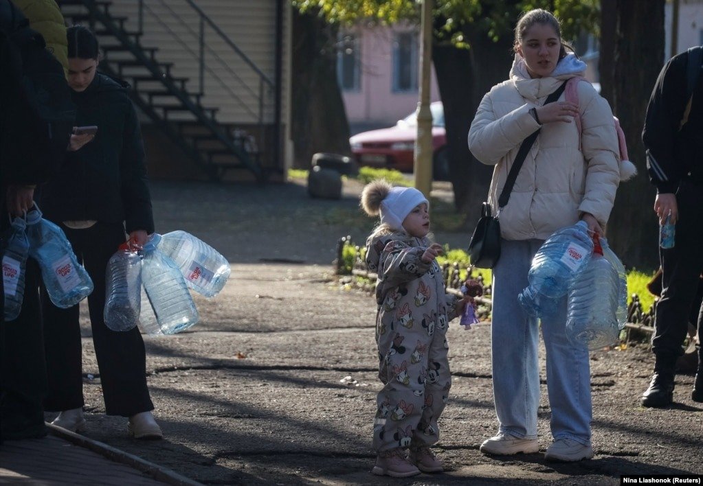 Жінки з дітьми йдуть по воду в Одесі. Після російських обстрілів більша частина міста була знеструмлена й залишилася без водопостачання. Фото: Reuters