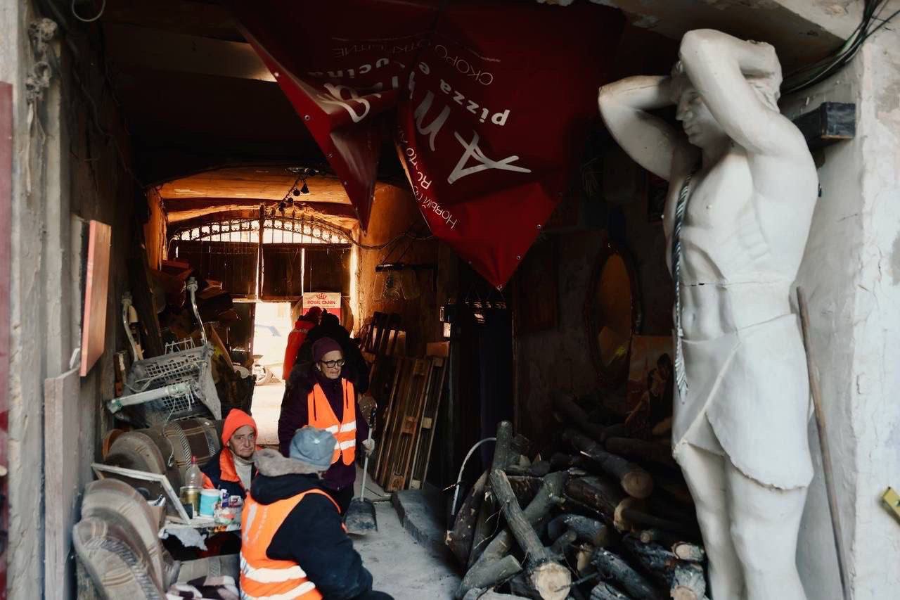 Одеські комунальники ховаються в арці-проході у двір