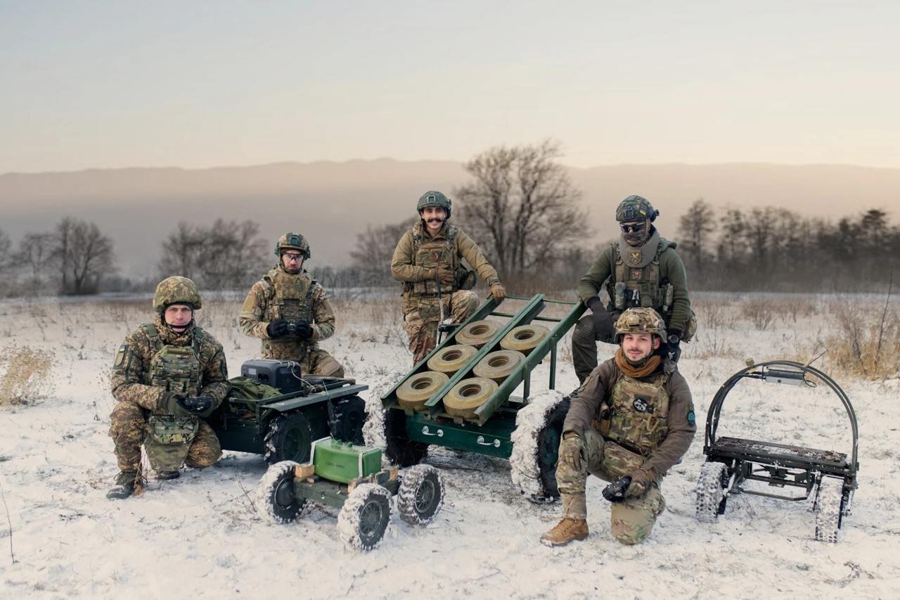 Бійці «Хартії» з НРК. Одна з машин споряджена протитанковими мінами. Вона призначена для того, щоб розкладати міни на ділянках можливого наступу ворога