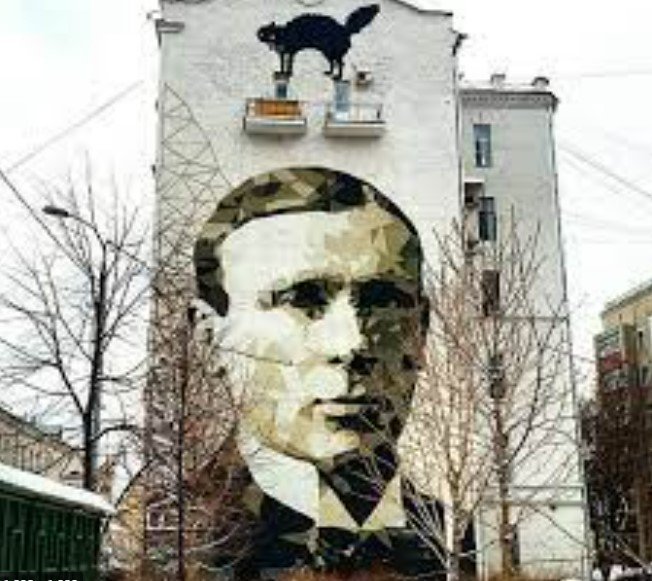 A mural of Mikhail Bulgakov in Moscow. Russians themselves have noted that he looks very similar to Vladimir Putin here. Clearly, Russian propaganda is still using the writer.