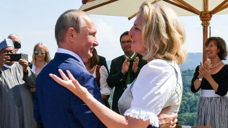 Путін на весіллі тогочасної голови МЗС Австрії Карін Кнайсль, 2018 рік. Фото: getty images