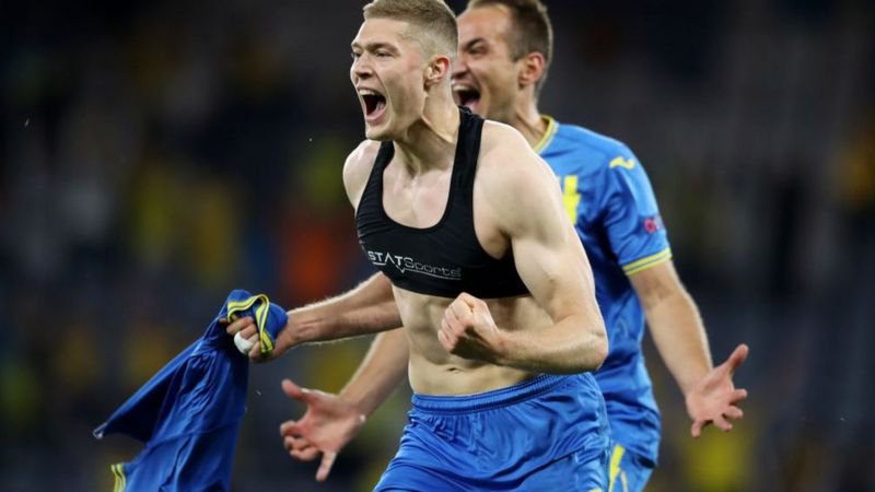 Артем Довбик святкує переможний гол у ворота шведів