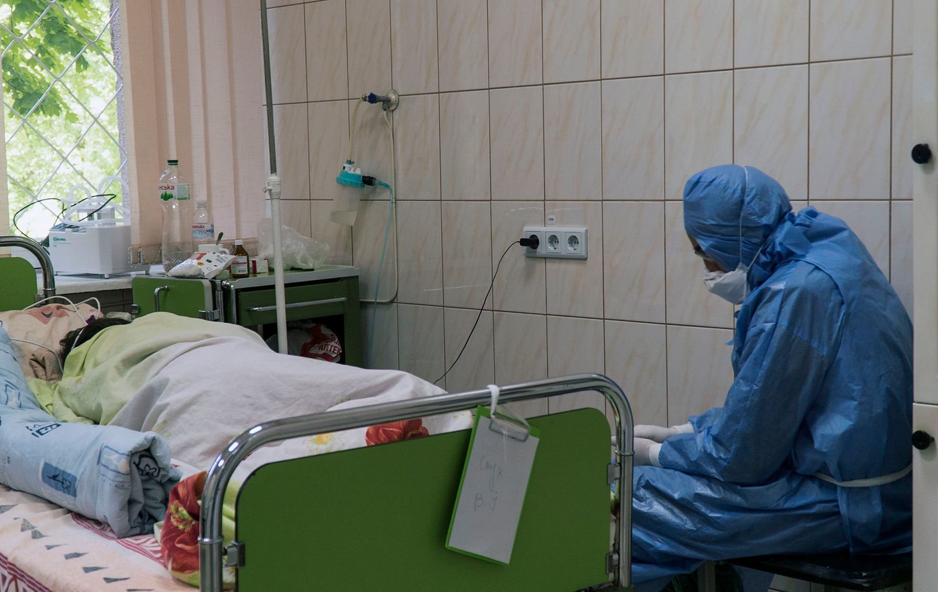 Пацієнт із Covid-19 і лікар у Чернвіцях: ілюстративне фото Жанни Бабієвої, Громадське