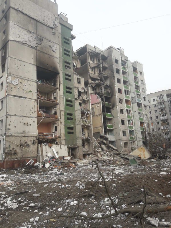 9-поверховий будинок, у який влучила російська бомба.