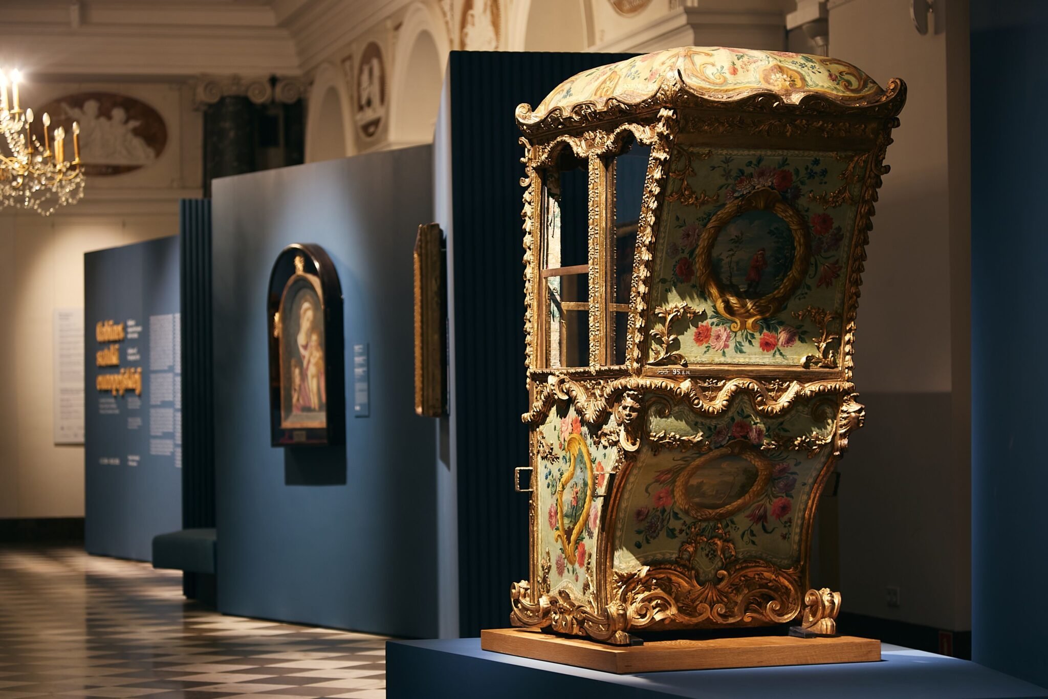 Портшез (переносна карета) з колекції Музею Ханенків. Експонати музею були ретельно досліджені та безкоштовно відреставровані польською стороною / zamek-krolewski.pl