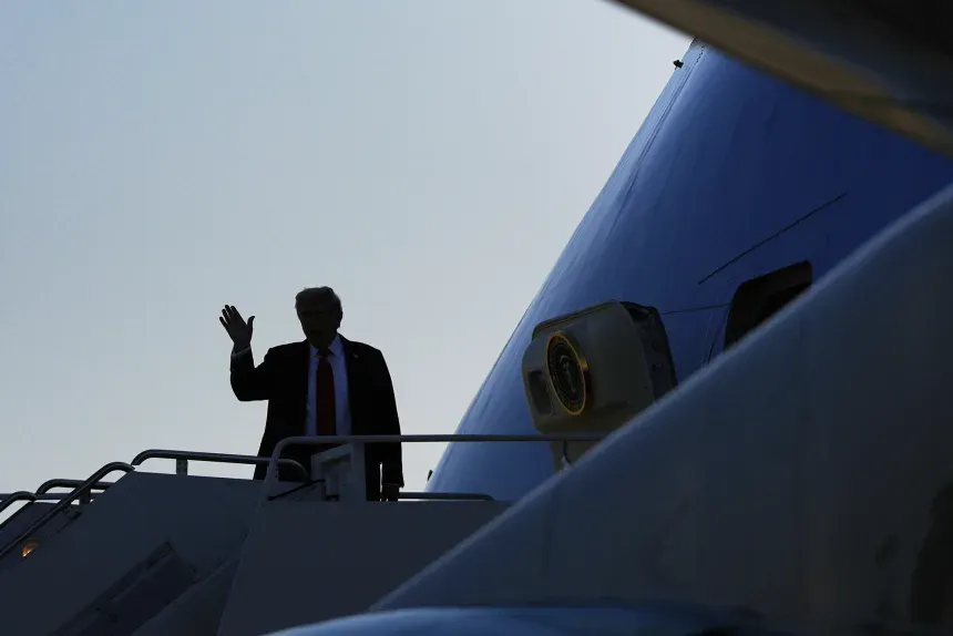 Трамп махає рукою під час посадки на борт літака Air Force One у п'ятницю, 15 серпня 2025 року. Фото AP/Джулія Демарі Ніхінсон