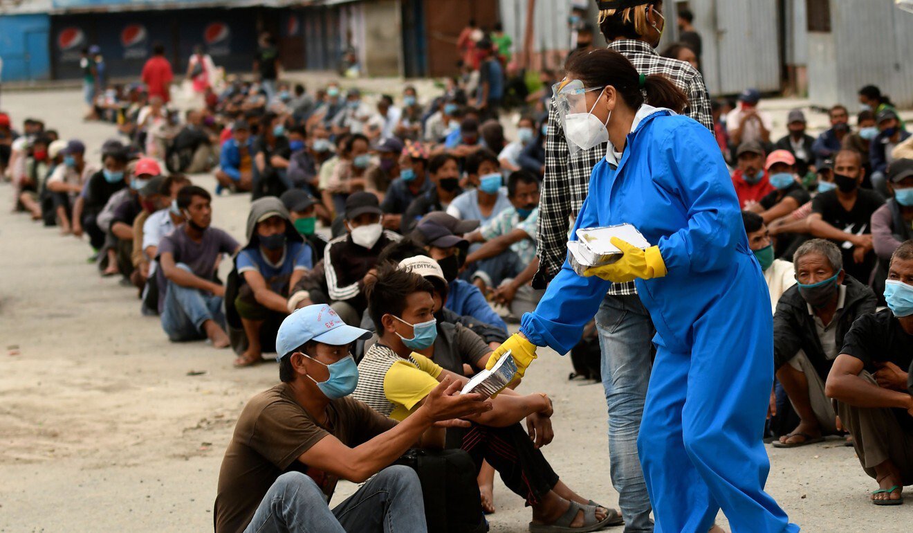 Волонтери роздають їжу в Катманду, Непал: фото AFP