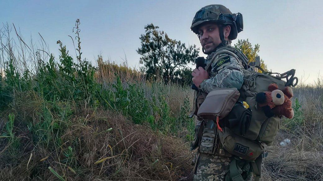Роман Замрій — капітан медичної служби на позивний "Йода" з Хмельниччини. Він долучився до війська в 2014 році. У зоні бойових дій відслужив три роки — на Луганщині, Донеччині та Херсонщині. Замрій був демобілізований, бо виховує сам неповнолітніх дітей. У червні 2025-го його знову мобілізували у Чернівцях і, за його словами, утримували в ТЦК з порушеннями. Джерело фото: Суспільне