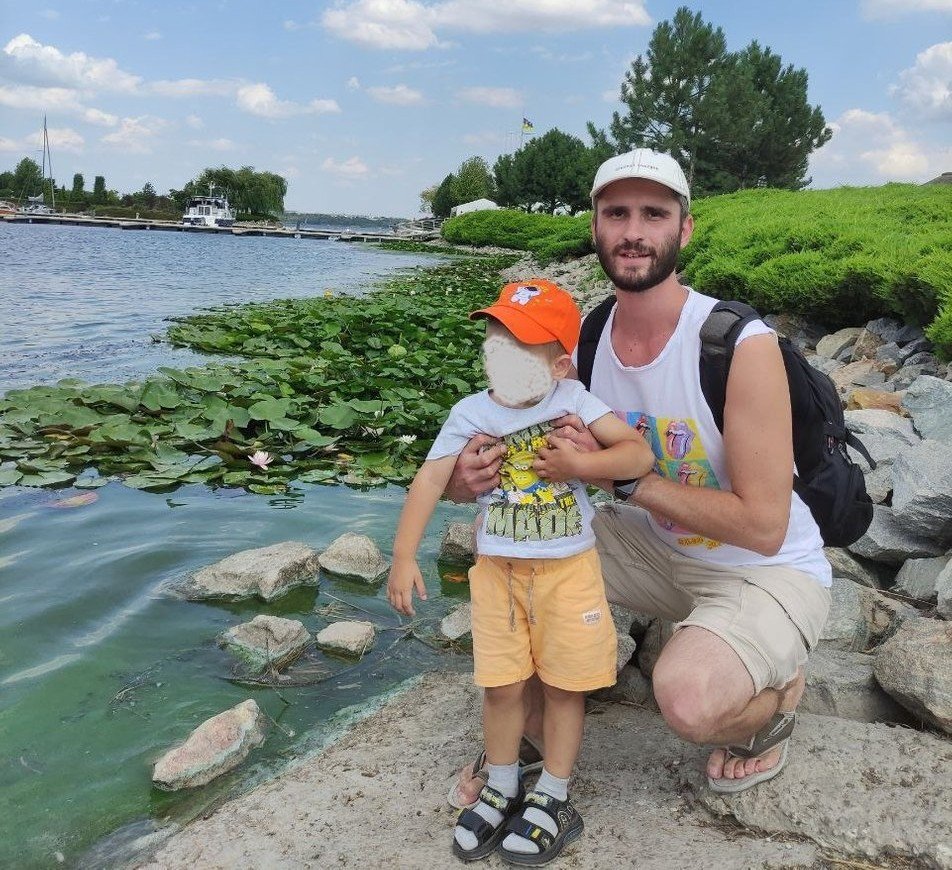 Роман Костенко з сином. Фото: Суспільне