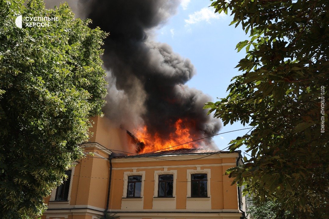 Пожежа після російського обстрілу в історичному центрі Херсона. Фото: Фото: Суспільне Херсон / Олександр Корняков