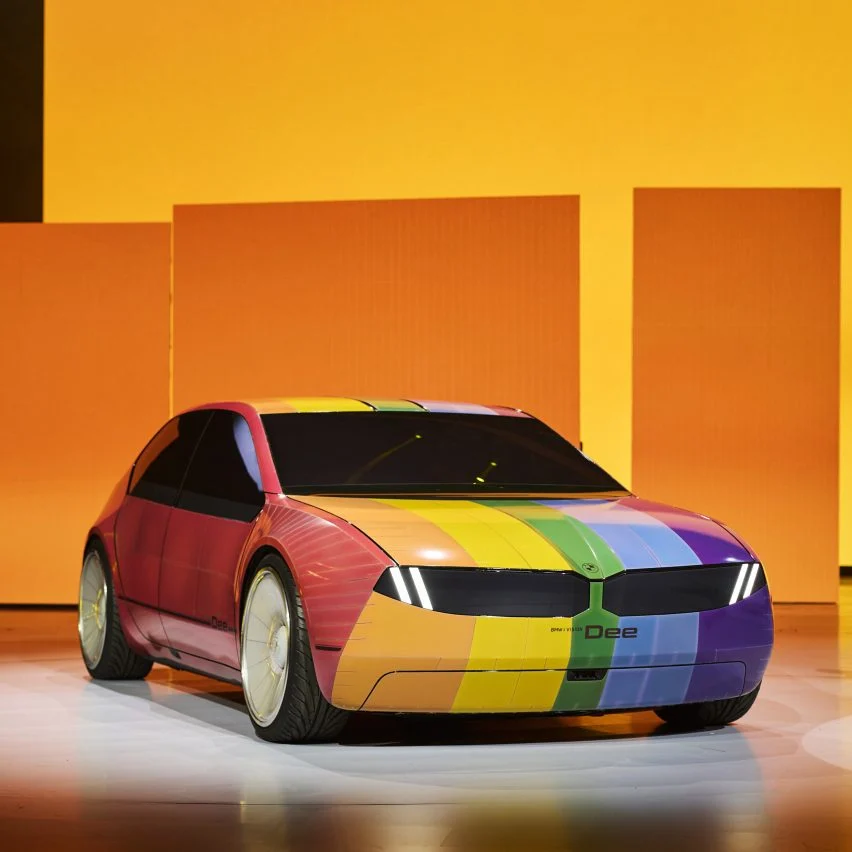 BMW i Vision Dee від BMW. Німецький автомобільний бренд BMW також представив на виставці CES свій концепт-кар i Vision Dee. Автомобіль оснащений технологією зміни кольору, яка дозволяє вкривати екстер'єр індивідуальними візерунками з 32 кольорів, керованими за допомогою цифрових технологій.