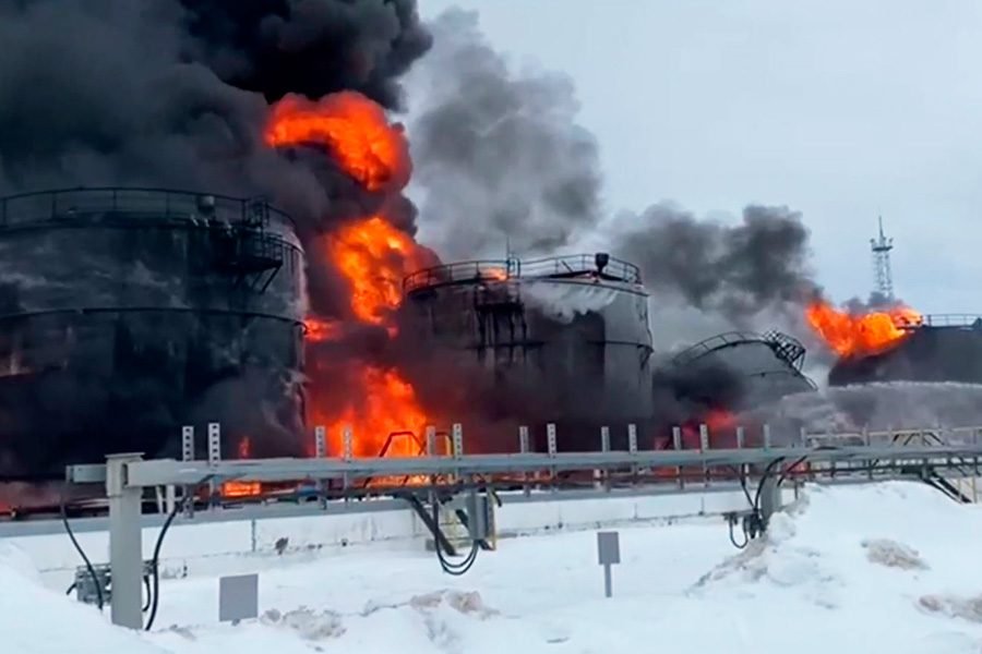 Пожежники гасять резервуари з нафтою на сховищі у місті Клинці Брянської області. Фото: МНС РОСІЇ/HANDOUT/REUTERS