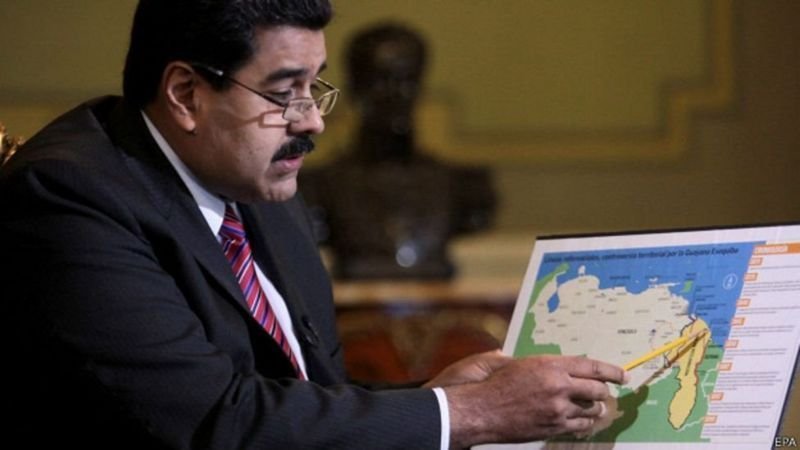 Президент Венесуели Ніколас Мадуро показує на карті територію Есекібо, яку вважає частиною своєї держави. Фото: EPA