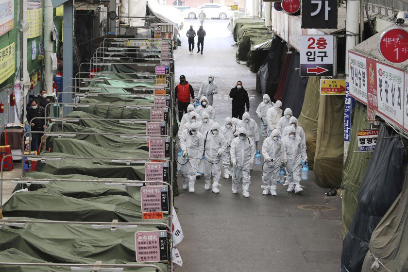 Медпрацівники обробляють ринок в Дегу, Південна Корея. Фото Йонхап