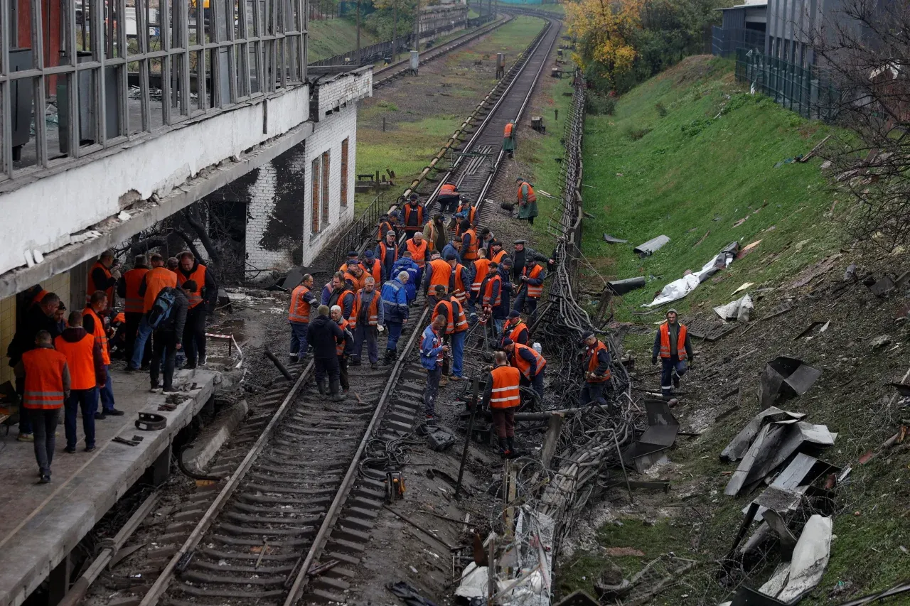 Наслідки російського обстрілу на станції метро «Чернігівська» в Києві, 19 жовтня 2026 року. Фото: REUTERS / Valentyn Ogirenko