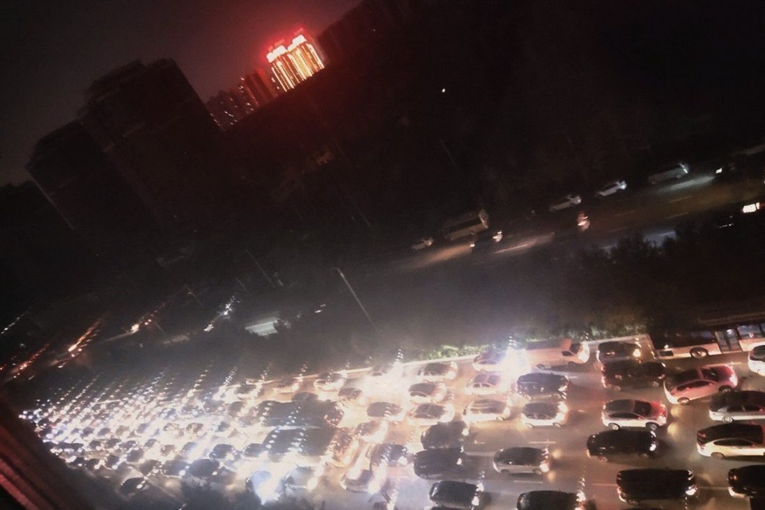 Наприклад, у місті Шеньян почали за графіком вимикати електрику, як у нас у дев'яностих: фото з соцмережі Weibo