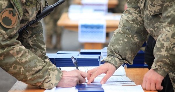 Тіньова паперова армія. Як бюрократія руйнує військо