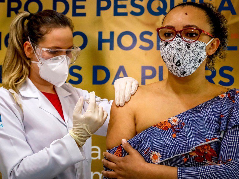 Тестування китайської вакцини в Бразилії: фото Silvio Avila/AFP/Getty
