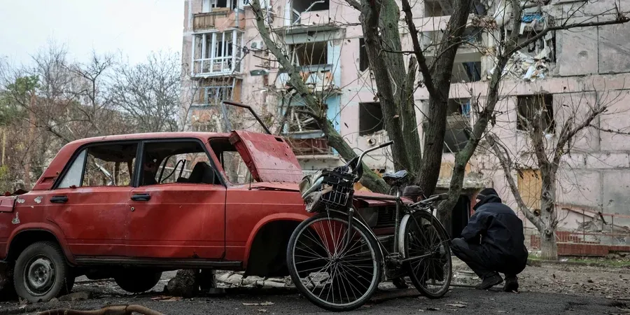 Місцевий житель ховається від російського FPV-дрона в Гуляйполі, 11 листопада 2025. Фото: REUTERS/Sergiy Chalyi