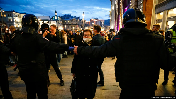 «Путін – злодій»: в Росії на акціях протесту затримали понад 1700 людей (ВІДЕО)