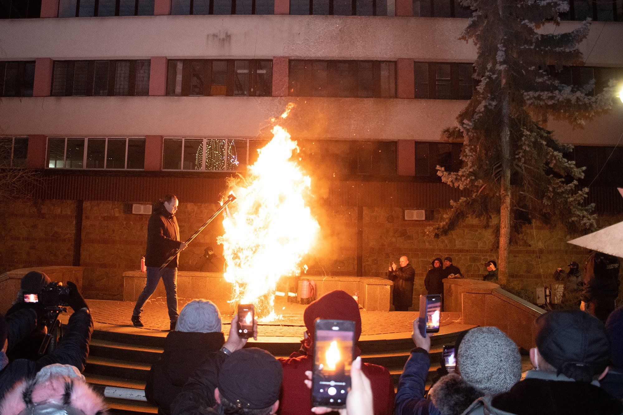 Мер Івано-Франківська спалює дідух, щоб захистити місто від епідемії