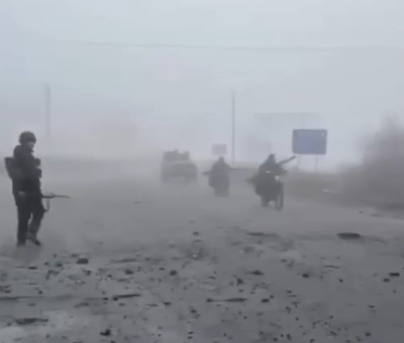Росіяни заходять у Покровськ під захистом туману. Скриншот відео