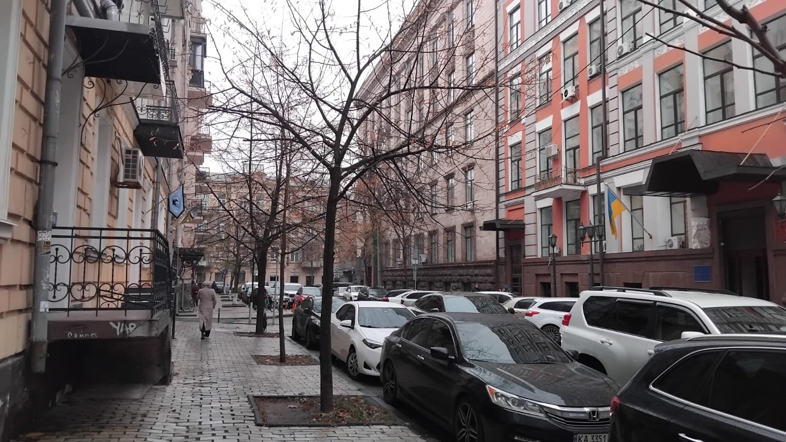 Головний офіс злочинної організації на вулиці Володимирській, 20/1 міститься навпроти Міністерства юстиції України. На першому поверсі будівлі модні бутики — вони слугували орієнтиром для зустрічей, на яких передавалися пакунки з грошима. Фото авторки