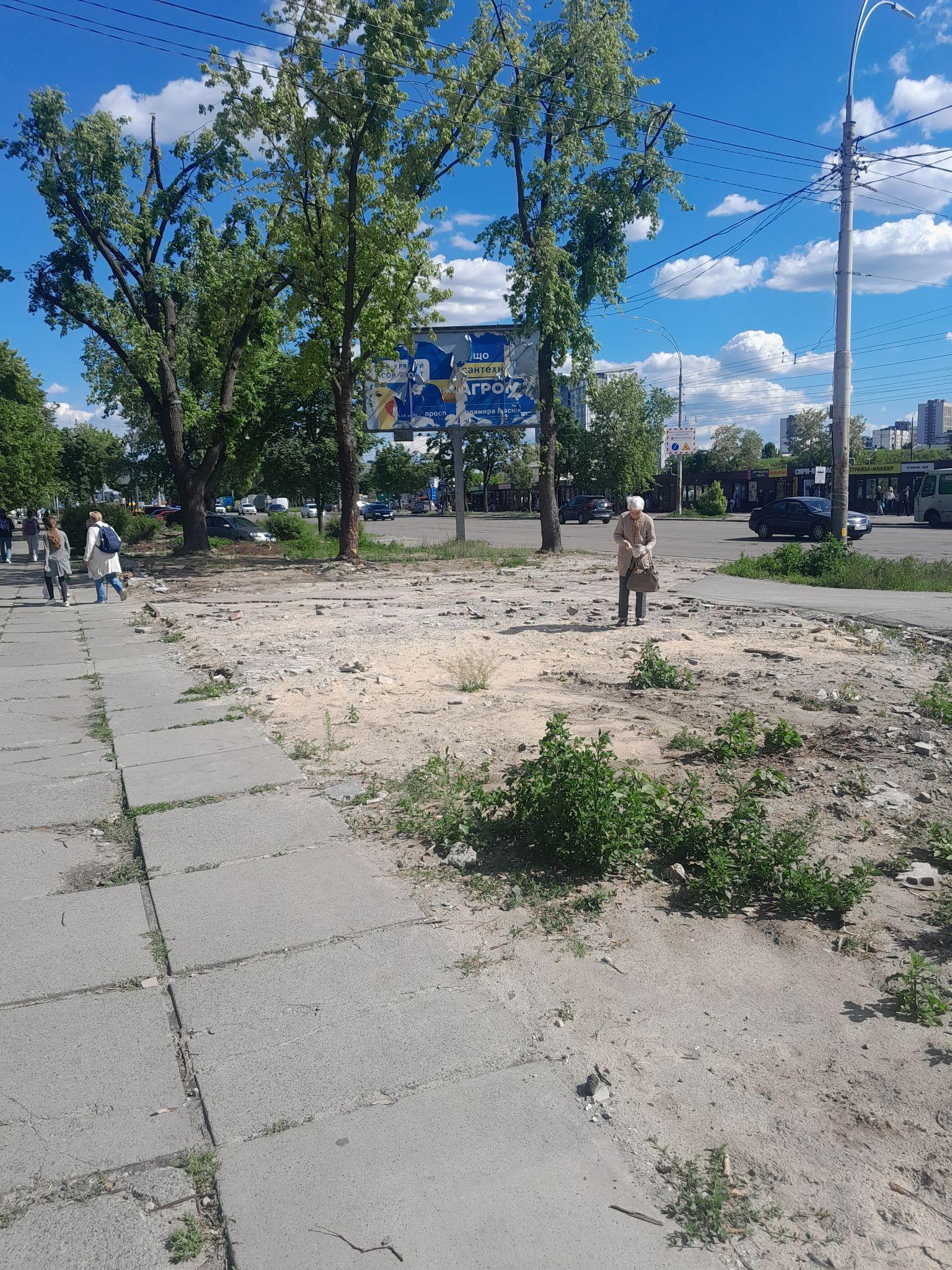 А в інших місцях залишилися просто смуги голої землі