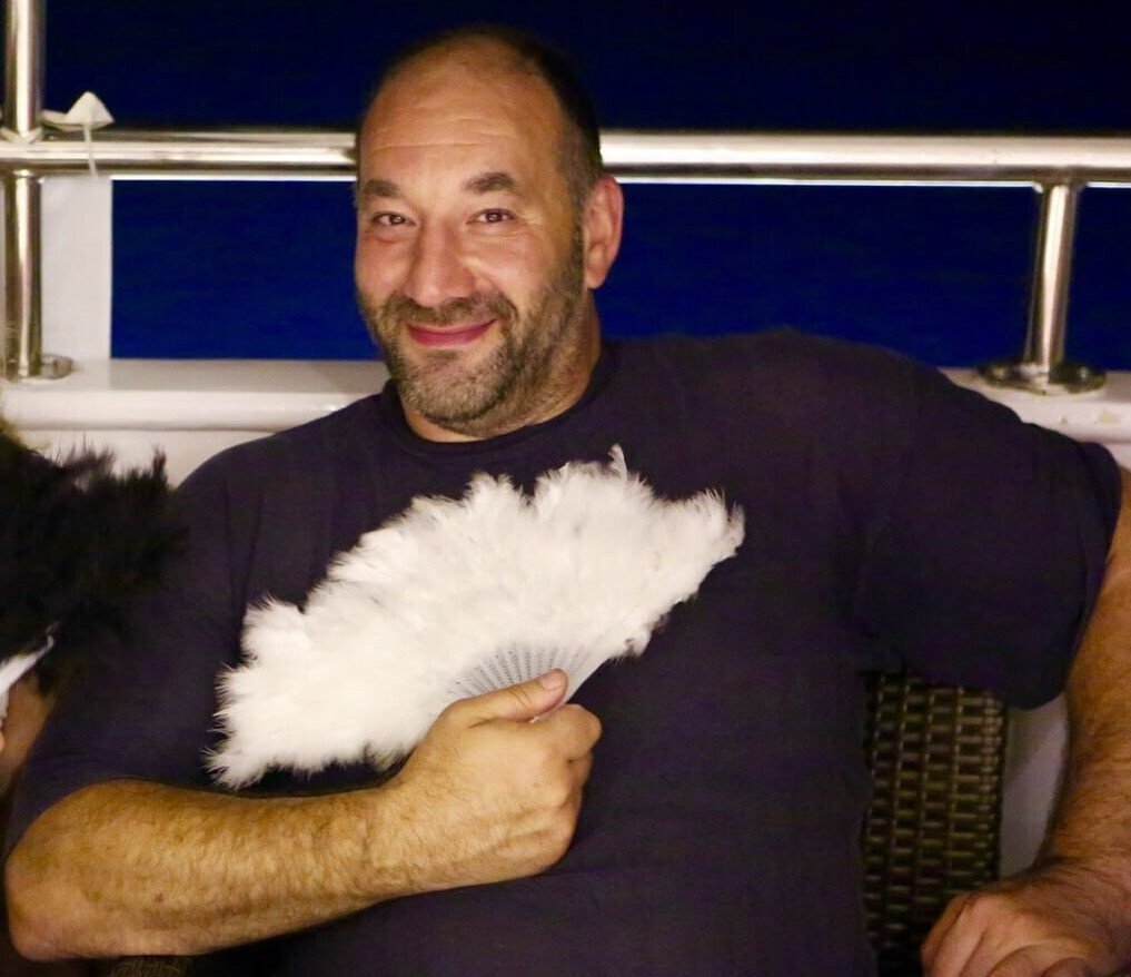 Частину прибутку члени злочинної організації витрачали на хабарі суддям і виплату застави, щоб можна було втекти після оголошення підозри в злочині. Брат Тимура Міндіча Леонід — фігурант ще одного кримінального провадження, яке вели детективи НАБУ. Йому повідомили про підозру і взяли під варту з можливістю внесення застави. За менш ніж тиждень посадовець вийшов під заставу в розмірі 8 мільйонів гривень. За даними Спеціалізованої антикорупційної прокуратури, ці гроші виділили з «общака» офісу злочинної організації на вулиці Володимирській, 20/1. Фото: «Слово і діло»