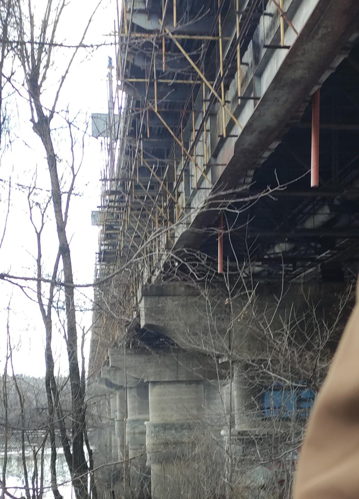 Помаранчеві труби — це стік брудної води із сіллю з мосту прямо в Дніпро