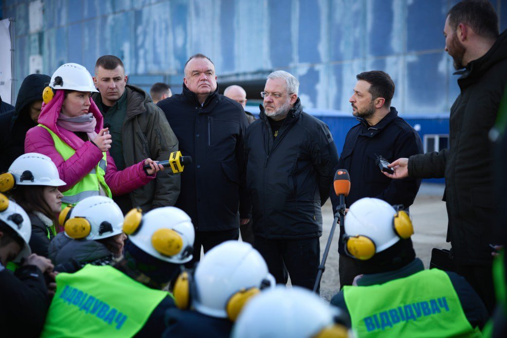 Міністр енергетики Герман Галущенко і президент Володимир Зеленський під час візиту на Хмельницьку АЕС 13 лютого 2025 року