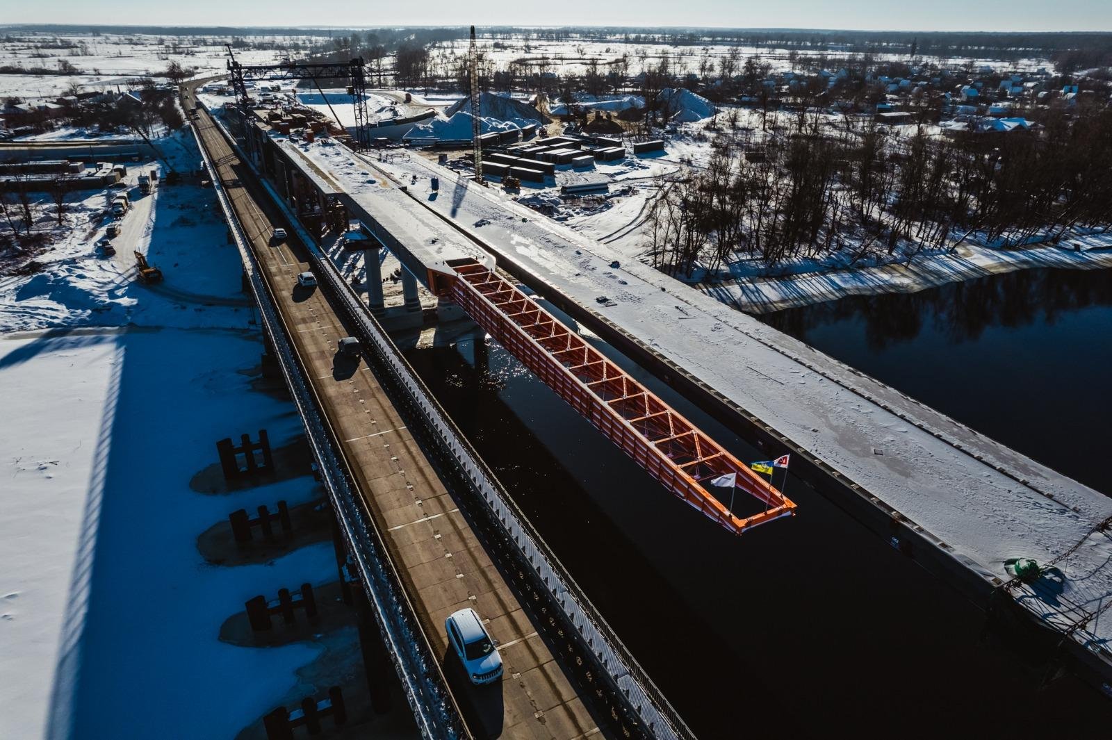 Новий міст у Чернігові в процесі будівництва, 2023 рік. Кошторисна вартість 4,85 млрд грн станом на 2024 рік, довжина 630 м, ширина 21 м, термін будівництва 2023–2024 роки