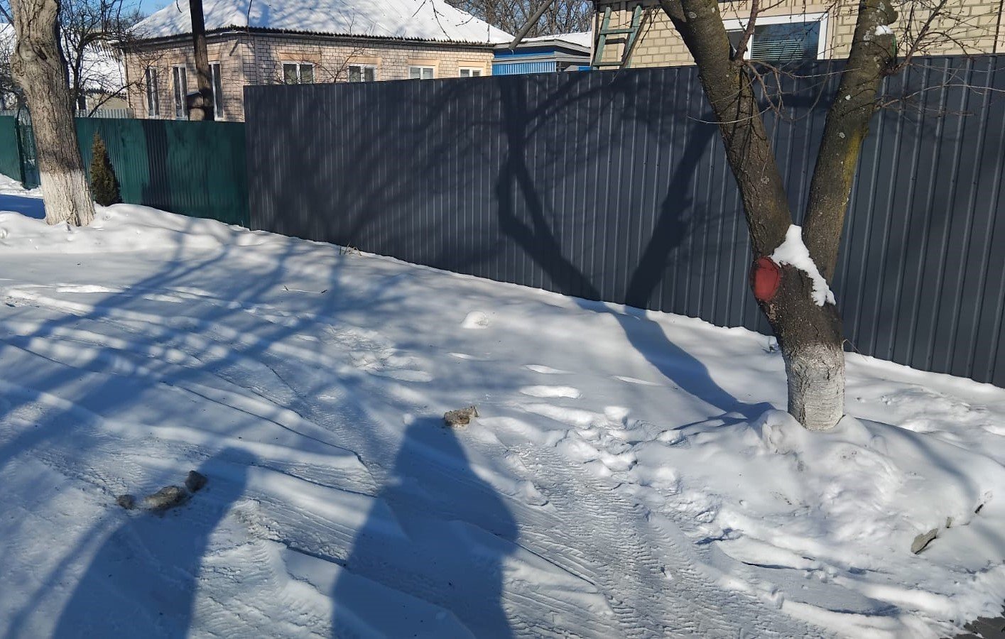 Місце, де стався вибух в автомобілі Віталія Сторожука. Замість пошкодженого паркана встановили новий. Фото авторки