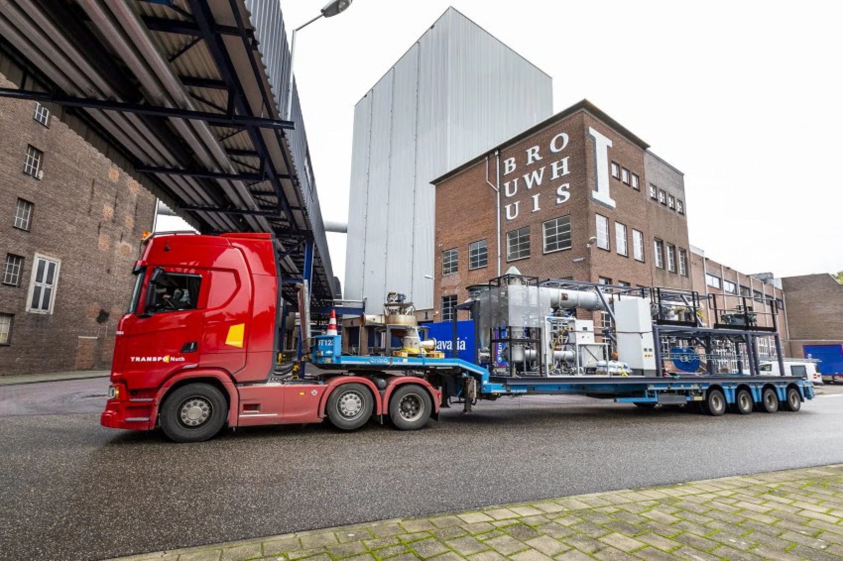 Систему для отримання енергії з окислення заліза доставляють у броварню: фото Mees van den Ekart/TU Eindhoven