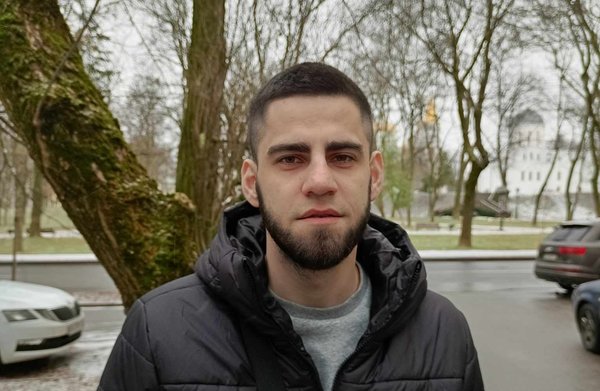 «Нам накинули мішки на голови і погнали голими по снігу». Морпіх Павло Афісов про 920 днів російського полону